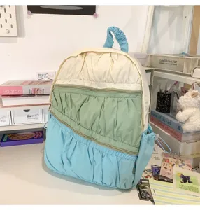 Vista dettagliata del simpatico zaino a pieghe stile torta, con design a volants per uso quotidiano.