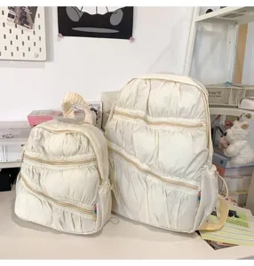 Vista dettagliata del simpatico zaino a pieghe stile torta da donna, borsa leggera.