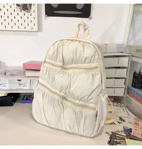 Mini zaino con volant torta dolce per ragazze, zainetto da viaggio casual e leggero in bianco crema.