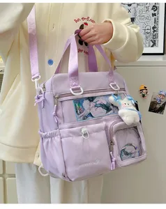 Vista dettagliata della borsa ita anime carina con finestre trasparenti per spille e gadget.