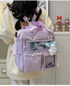 Vista dettagliata dello zaino ita trasparente con inserto anime e ciondolo in peluche.