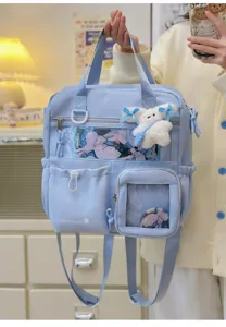 Vista dettagliata della borsa itabag anime azzurro multifunzionale con finestre trasparenti.