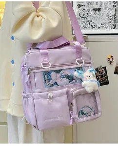 Vista dettagliata della borsa Ita viola con finestra trasparente e tasche multiple.