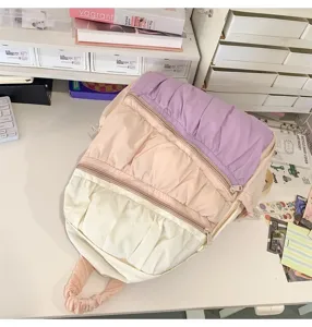 Zaino a zainetto plissettato multistrato in rosa pastello, viola e bianco, mini borsa carina.