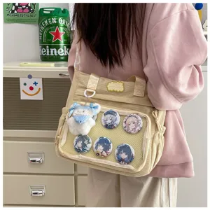 Corduroy ita-tas detailweergave met doorzichtig netvak, anime-insignes en schattige pluche hanger.