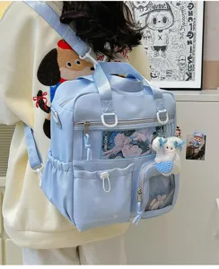 Zaino ita anime azzurro chiaro dettaglio, finestra trasparente per spille, borsa casual multiruolo.