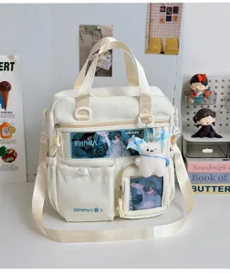 Vista dettagliata della borsa in tela con tasca trasparente e grazioso inserto anime.