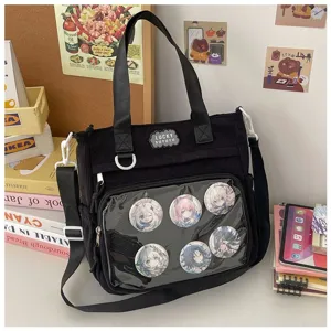 Zwarte corduroy itabag tas met doorzichtig venster voor anime badges, detailweergave.