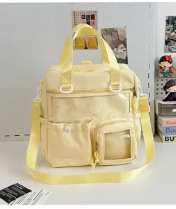Vista dettagliata di una borsa ita gialla con finestra trasparente e tasche multiple.