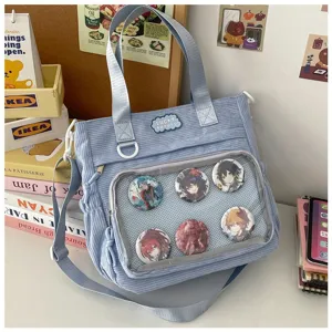Blauwe corduroy ita tas met doorzichtig venster en anime badges, grote crossbody tas.