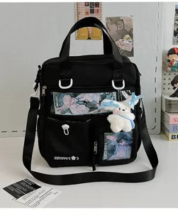 Vista dettagliata della borsa ita anime con finestra trasparente e ciondolo coniglio.