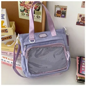 Ribfluweel ita tas detailweergave, transparante zak voor pins, paarse crossbody studententas.