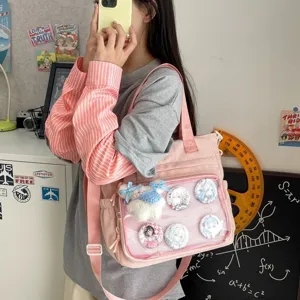 Roze corduroy ita tas met doorzichtige venster en anime badges, grote schoudertas voor studenten.
