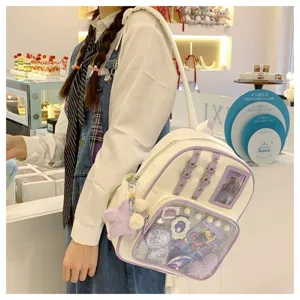Gros-plan d'un sac à dos ita bag en PU blanc et violet avec poche transparente et charm étoile.