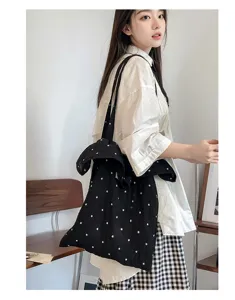 Schwarze Netz-Umhängetasche mit Blumen-Rüschen, leichte Chiffon-Tasche für den Sommerurlaub.