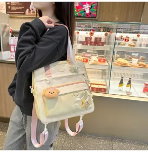 Gros plan d'un sac à dos pastel multifonctionnel avec un joli pendentif chiot peluche.