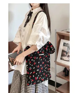 Schwarze Mesh-Schultertasche mit Kirschmuster, süße Rüschen-Chiffon-Tragetasche für den Sommer.