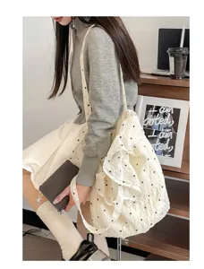 Damen Chiffon Netz Umhängetasche mit süßen Rüschen und Blumenmuster für den Sommerurlaub.
