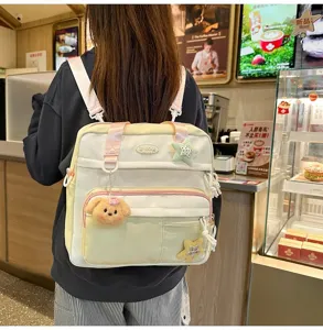 Vue détaillée du sac à dos jaune et blanc avec pendentif chiot mignon et bretelles pratiques.