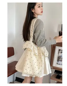 Detailaufnahme der eleganten Mesh-Umhängetasche mit zarten Rüschen und bezaubernden Kirschmustern.