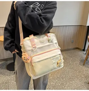 Joli sac à bandoulière multifonctionnel en toile avec pendentif ours et grande capacité pratique.