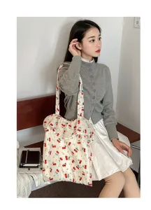 Detailaufnahme der süßen Chiffon-Schultertasche mit Kirschmuster und schönen Rüschen.