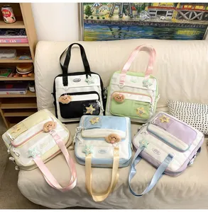 Joli sac cabas d'épaule en toile style japonais grande capacité avec pendentif ours.