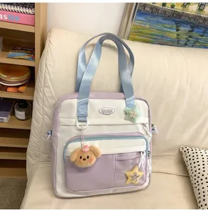 Vue detaillee du sac a main casual pour etudiant avec pendentif ours et patchs etoiles.
