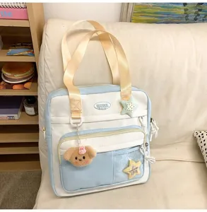 Sac cabas en toile avec pendentif ours, grand sac porté épaule pour étudiants et quotidien.