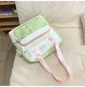Sac cabas en toile de style japonais avec poche transparente et bandoulière rose.