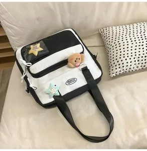 Sac cabas en toile noir et blanc pour filles, joli sac bandoulière avec ours en peluche, vue de détail.