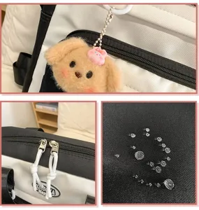 Gros plan sur le porte-clés en peluche chiot mignon et le test de tissu imperméable.