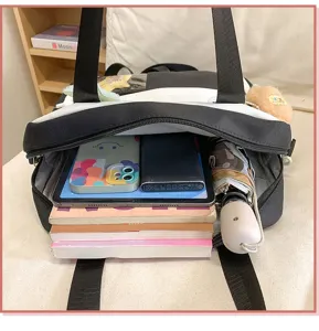 Sac cabas en toile noir et blanc montrant une grande capacite de stockage pour livres.
