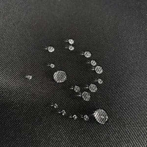 Gros plan sur le tissu imperméable montrant une texture résistante et un matériau de qualité.