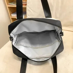 Vue détaillée de l'intérieur du sac cabas fourre-tout pour étudiants noir et blanc.
