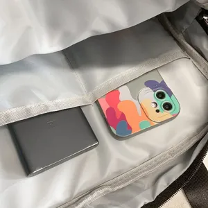 Détail de l'intérieur du sac à dos avec plusieurs compartiments pour un rangement facile.