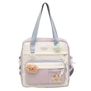 Vue rapprochée du sac en toile avec pendentif chien en peluche et multi-poches.