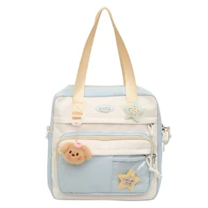 Joli sac cabas en toile bleu et blanc avec pendentif ours et patchs étoile pour école.