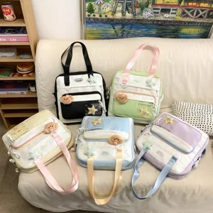 Grande Capacité Sac d'École en Nylon Femme Cabas Bandoulière Mignon Cartoon Décontracté Messenger Sac Avec Pendentif en Peluche