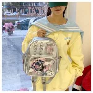 Vue détaillée du sac à dos ita métallique argenté avec fenêtre transparente pour badges et pin's.