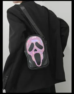 Sac bandoulière noir avec un design de visage de fantôme holographique, style streetwear.