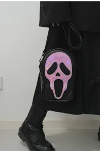 Sac bandoulière noir avec visage de fantôme holographique rose, sac tendance unique.