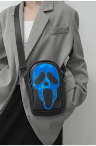 Vue détaillée du sac bandoulière noir avec un design de visage de fantôme laser bleu.