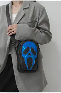 Sac bandoulière avec design de visage de fantôme unique, sac noir en cuir pour le style.