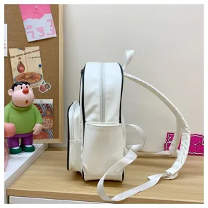 Vue latérale détaillée d'un sac à dos d'école minimaliste en cuir PU blanc avec des poches.