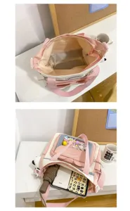 Vista detallada del bolso tote de lona con gran capacidad, diseño rosa y blanco funcional.