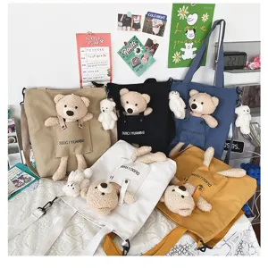 Vista detallada de varios bolsos de lona multicolor con adorables ositos de peluche.