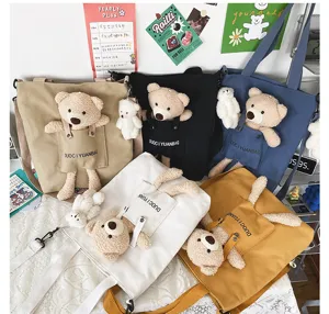 Lindo bolso de lona con colgante de peluche de osito, bolso de hombro informal para chicas jóvenes.