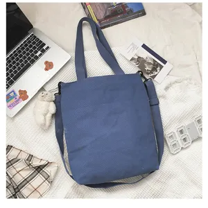 Bolso tote de lona azul con colgante de oso lindo, bolso cruzado de hombro informal para uso diario.