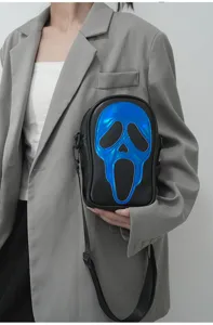 Sac bandoulière noir avec design de masque fantôme laser bleu, pochette de téléphone.